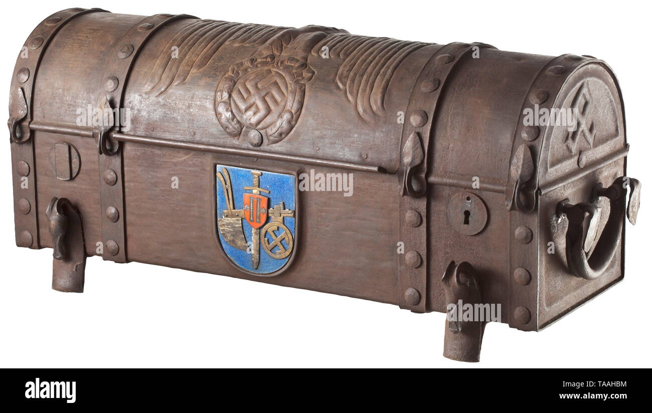 Un ancêtre de la poitrine, vers 1938 fer forgé minutieusement, poitrine bombée le couvercle à charnière avec grand aigle national, sur l'inverse le symbole de l'Reichsnährstand, l'avers en couleur, émaillé des armoiries, de chaque côté de l'Odal rune, la dernière rune du Futhark ancien, avec le sens de germaniques reconstruit la propriété foncière. Poignées, deux verrous (sans clefs, endommagé, un cache de serrure mais ci-joint) seules. L'intérieur et de bois (dégât des eaux). Des signes de l'âge et l'utilisation. Dimensions environ 75 x 30 x 32 cm. Je suppose que le travail principal d'un Editorial-Use craftsma en fer forgé, seule Banque D'Images