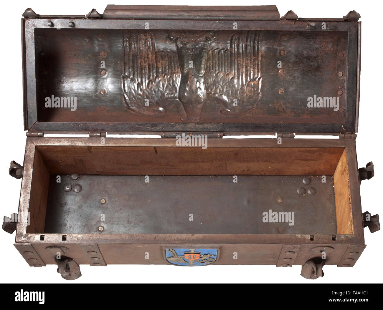 Un ancêtre de la poitrine, vers 1938 fer forgé minutieusement, poitrine bombée le couvercle à charnière avec grand aigle national, sur l'inverse le symbole de l'Reichsnährstand, l'avers en couleur, émaillé des armoiries, de chaque côté de l'Odal rune, la dernière rune du Futhark ancien, avec le sens de germaniques reconstruit la propriété foncière. Poignées, deux verrous (sans clefs, endommagé, un cache de serrure mais ci-joint) seules. L'intérieur et de bois (dégât des eaux). Des signes de l'âge et l'utilisation. Dimensions environ 75 x 30 x 32 cm. Je suppose que le travail principal d'un Editorial-Use craftsma en fer forgé, seule Banque D'Images