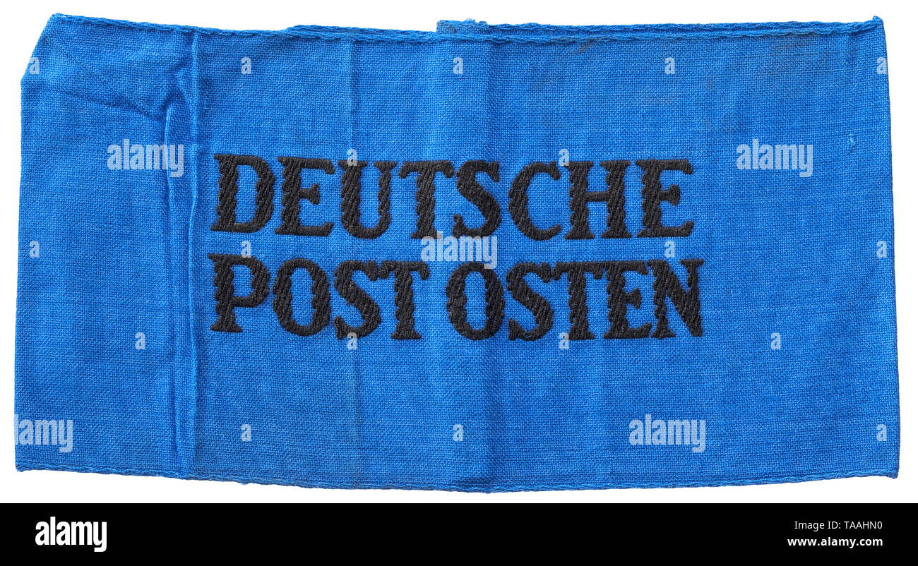Un brassard la "Deutsche Post Osten' (tr. 'Orient' Post) Blaue Armbinde, zweizeiliger eingewebter schwarz mit lateinischer Schrift. Die Deutsche Post Osten beinhaltete das Generalgouvernement (die besetzten polnischen Gebiete) und den 1941 Dans das GG eingegliederten Distrikt donnée historique., historique, État, suivant les modes et de l'État, géré par l'Etat, organisations, l'organisation, l'organisation, objet, objets, alambics, clipping, coupures, cut out, cut-out, cut-outs, ustensile, pièce de l'équipement, les ustensiles, 20e siècle, Additional-Rights Clearance-Info-Not-Available- Banque D'Images