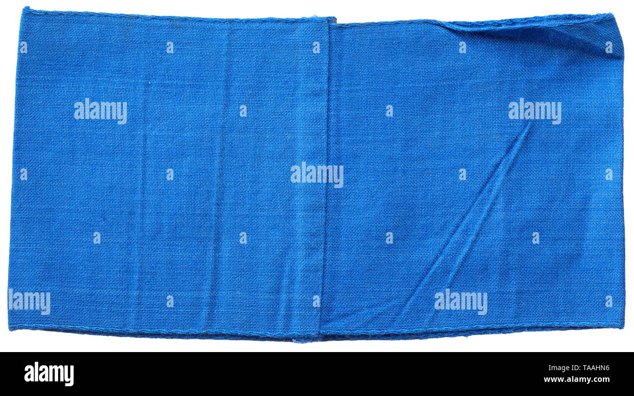 Un brassard la "Deutsche Post Osten' (tr. 'Orient' Post) Blaue Armbinde, zweizeiliger eingewebter schwarz mit lateinischer Schrift. Die Deutsche Post Osten beinhaltete das Generalgouvernement (die besetzten polnischen Gebiete) und den 1941 Dans das GG eingegliederten Distrikt donnée historique., historique, État, suivant les modes et de l'État, géré par l'Etat, organisations, l'organisation, l'organisation, objet, objets, alambics, clipping, coupures, cut out, cut-out, cut-outs, ustensile, pièce de l'équipement, les ustensiles, 20e siècle, Additional-Rights Clearance-Info-Not-Available- Banque D'Images