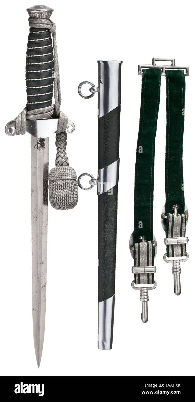 Un poignard M 37 pour les agents des douanes, Eickhorn Solingen, lame avec le logo gravé bouilloire en aluminium, poignée, pommeau et quillons couvert de cuir vert et argent, bobinage en fil vert foncé avec dragonne s'entremêlent. Fourreau en acier recouvert de cuir vert et fixations plaqué argent. Cintre à entrelacer et fixations aluminium vert. Longueur 41 cm., historique, historique du 20e siècle, le service des douanes, Additional-Rights Clearance-Info-Not-Available- Banque D'Images