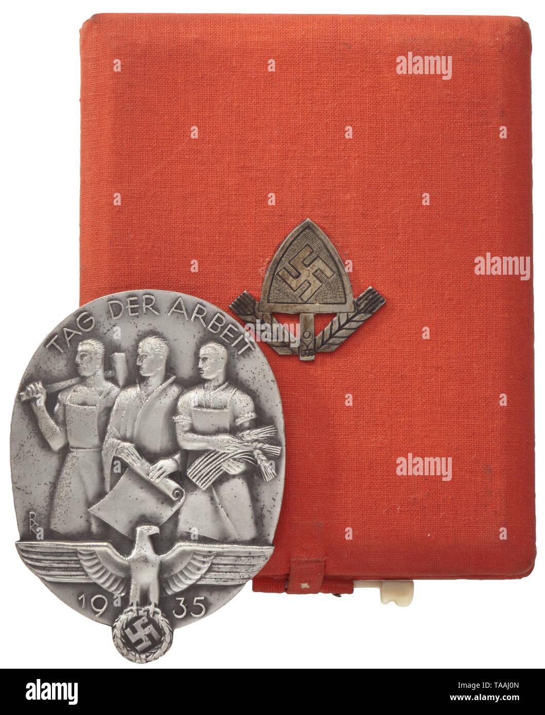 Konstantin Hierl (1875 - 1955), chef du Service du travail du Reich - un insigne dans un cas commémorant "Tag der Arbeit' ('la Fête du travail') 1935 de l'argent, représentant des travailleurs au-dessus de l'insigne national, la signature de l'artiste. Le fond gravé 'Konstantin Hierl' et no "12", marque du fabricant 'Deschler, München' et 'Silber marque 900'. Dimensions 45 x 60 mm. Dans le cas de correspondance, doublée en velours noir, emblème du Service du travail du Reich superposées en argent (estampillés '800'), joint à baïonnette. Inclut une version de taille réduite de l'insigne en aluminium, sinon comme ci-dessus. 34 dimensions, Editorial-Use-seulement Banque D'Images