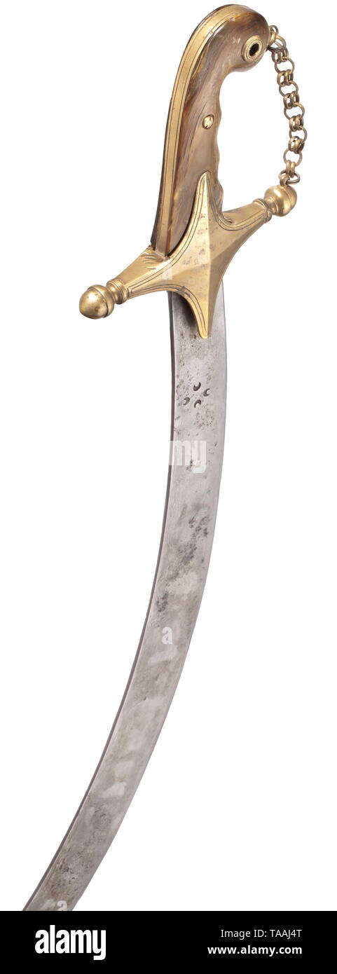 Une présentation de Damas sabre pour un officier de haut rang, des guerres de libération, vers 1813, large lame courbe fortement de Damas sauvage (pitting) avec une partie saillante et pandour point, la marque du fabricant en forme de quatre croissants verticale juxtaposée sur l'avers. Grand gilt metal non ferreux poignée avec chaîne et corne riveté panneaux grip (endommagé). Dans le fourreau d'origine, couvert de peau noircie ray, gilt metal non ferreux raccords avec une frise de palmettes perforées, deux anneaux de suspension mobile. Légèrement endommagé par endroits, montrant des signes de vieillissement. Editorial-Use , circa longueur seule Banque D'Images