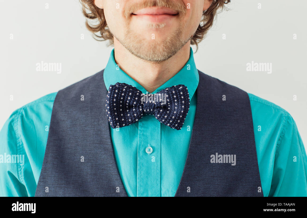 Jeune homme en chemise bleue avec le port de la barbe, à l'ancienne style  bowtie hipster Photo Stock - Alamy