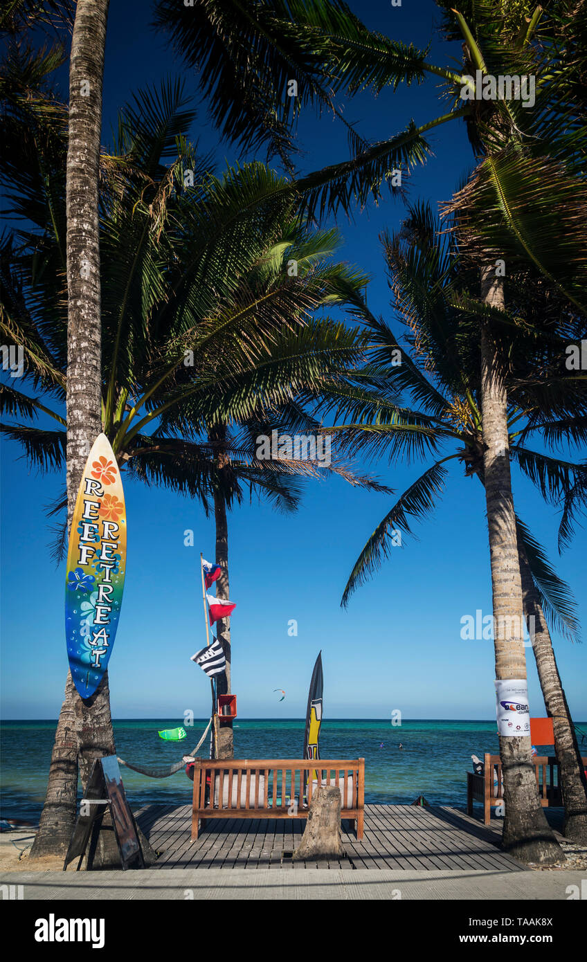 Bolabog beach view avec planche de surf et de palmiers en paradis tropical, l'île de Boracay philippines Banque D'Images