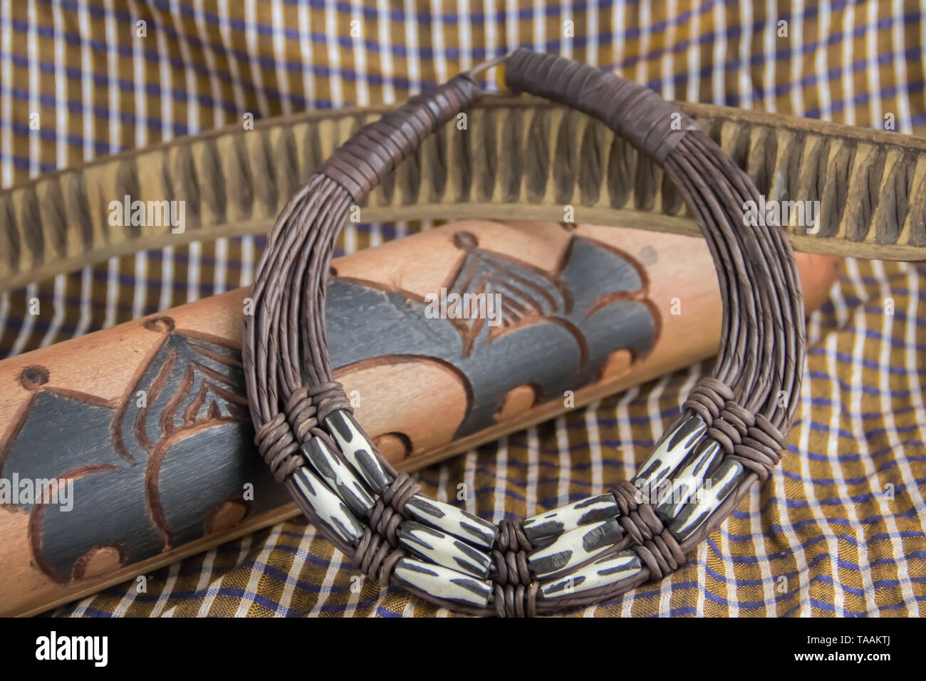 Collier tribal africain avec fond en objets africains, collection privée Banque D'Images
