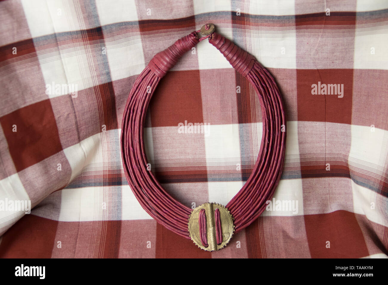 Collier tribal africain avec fond en objets africains, collection privée Banque D'Images