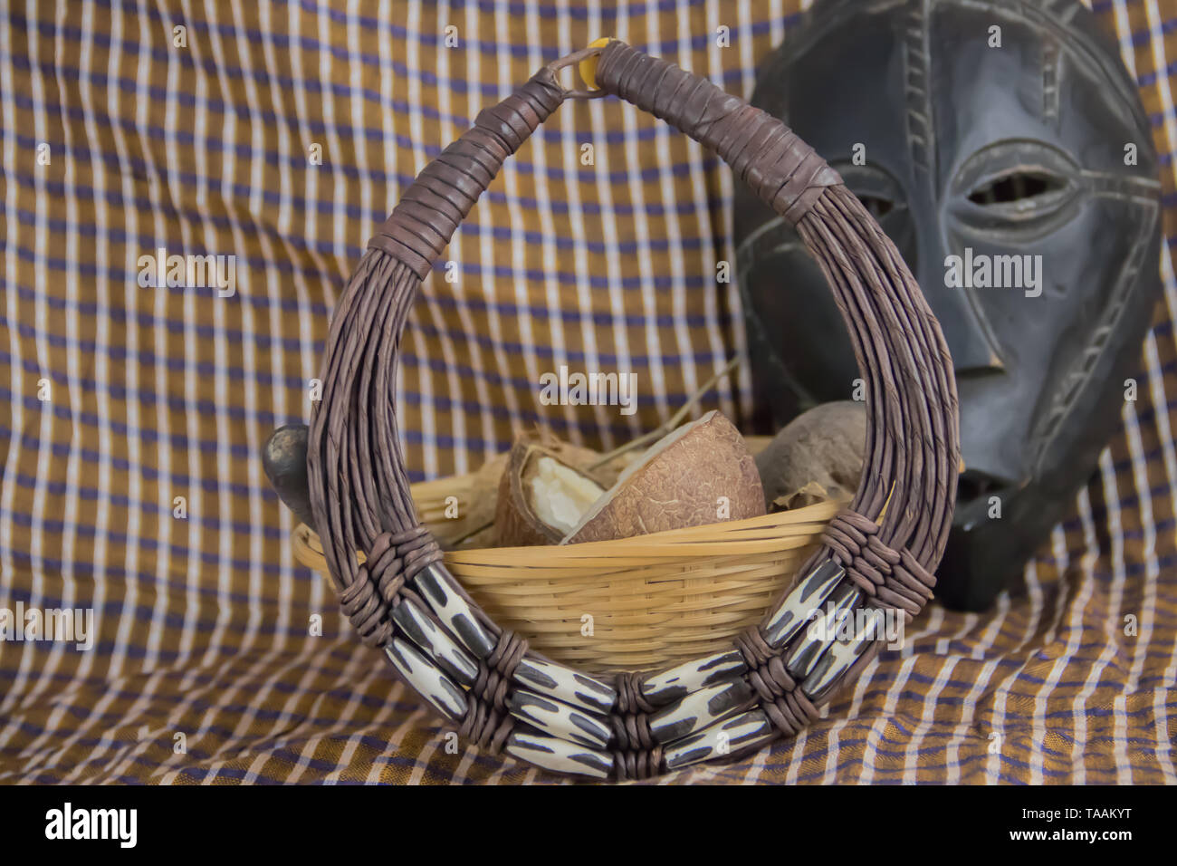 Collier tribal africain avec fond en objets africains, collection privée Banque D'Images