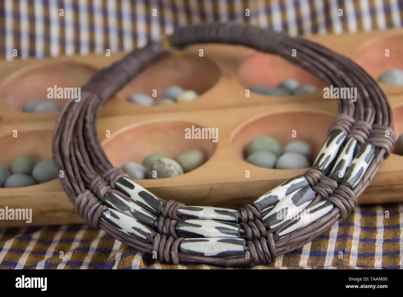 Collier tribal africain avec fond en objets africains, collection privée Banque D'Images