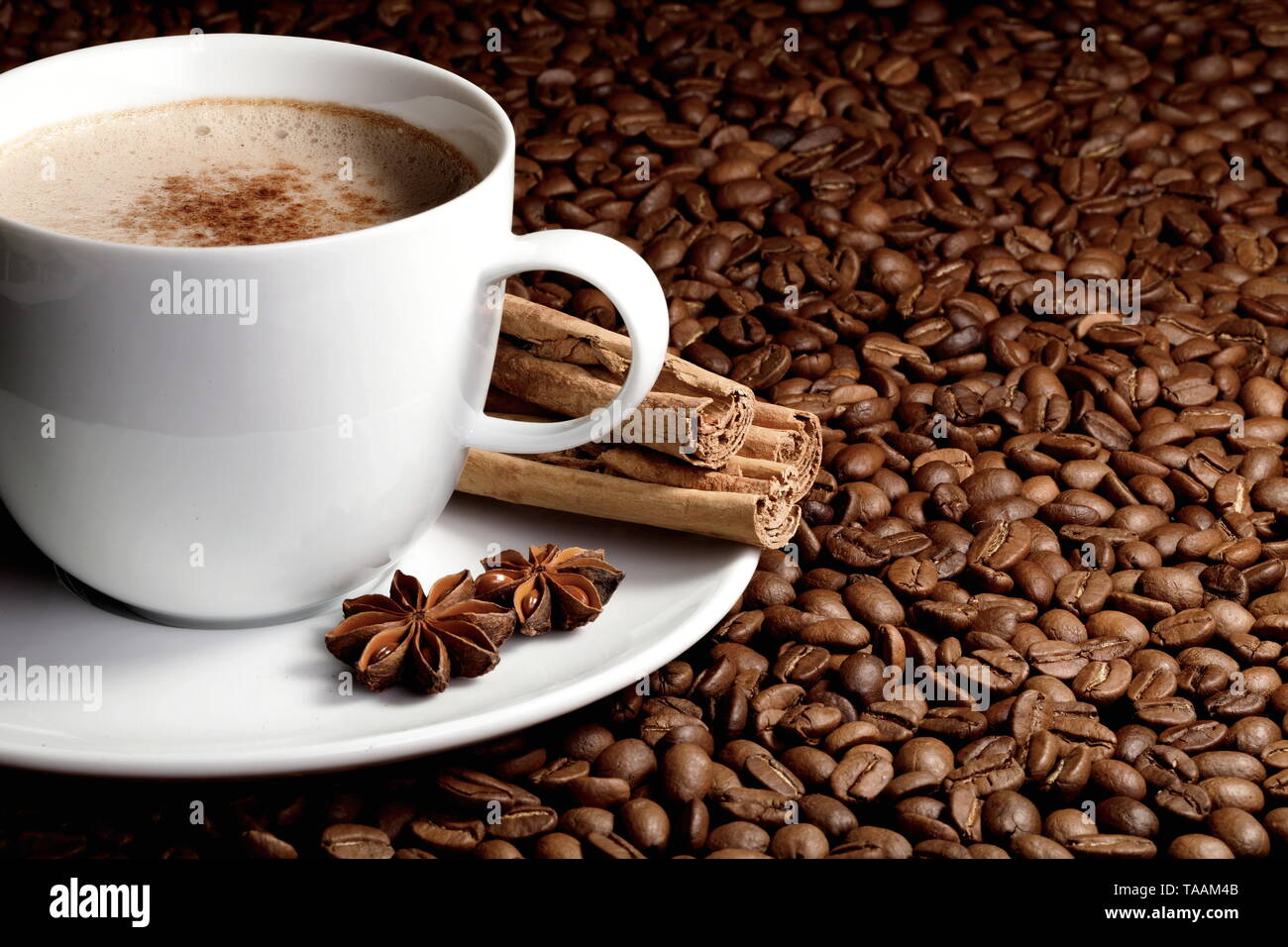Cappuccino avec cannelle et anis sur les grains de café Banque D'Images