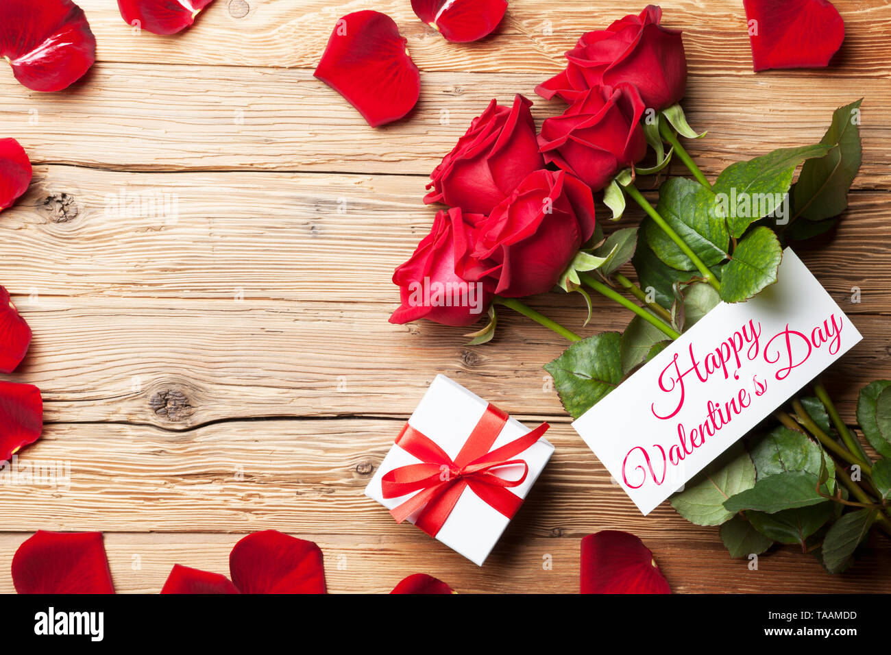 Happy valentines day background avec des roses rouges et boîte-cadeau Banque D'Images