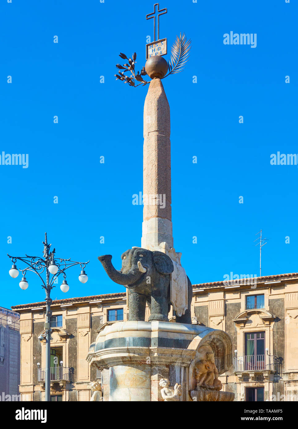 Elpehant avec obélisque noir sur le dos sur la Piazza del Duomo à Catane - symbole de la ville de Catane, Italie. Créé par l'architecte Giovanni Batti Banque D'Images