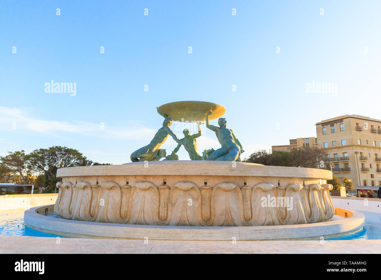 Fontaine du Triton, aux portes de la ville entrée de La Valette, Malte sur soirée de printemps Banque D'Images