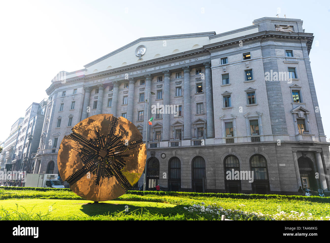 Milan, Italie - 23 mai 2019 : soirée disco par l'artiste italien Arnaldo Pomodoro situé dans square Filippo Meda dans le centre-ville. Dans l'arrière-plan l'historique Banque D'Images