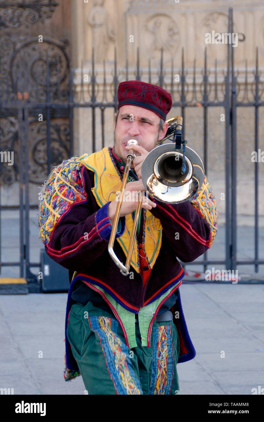 Musician playing trombone à l'extérieur de la cathédrale Notre Dame avec équipement d'amplification, Paris, France Banque D'Images