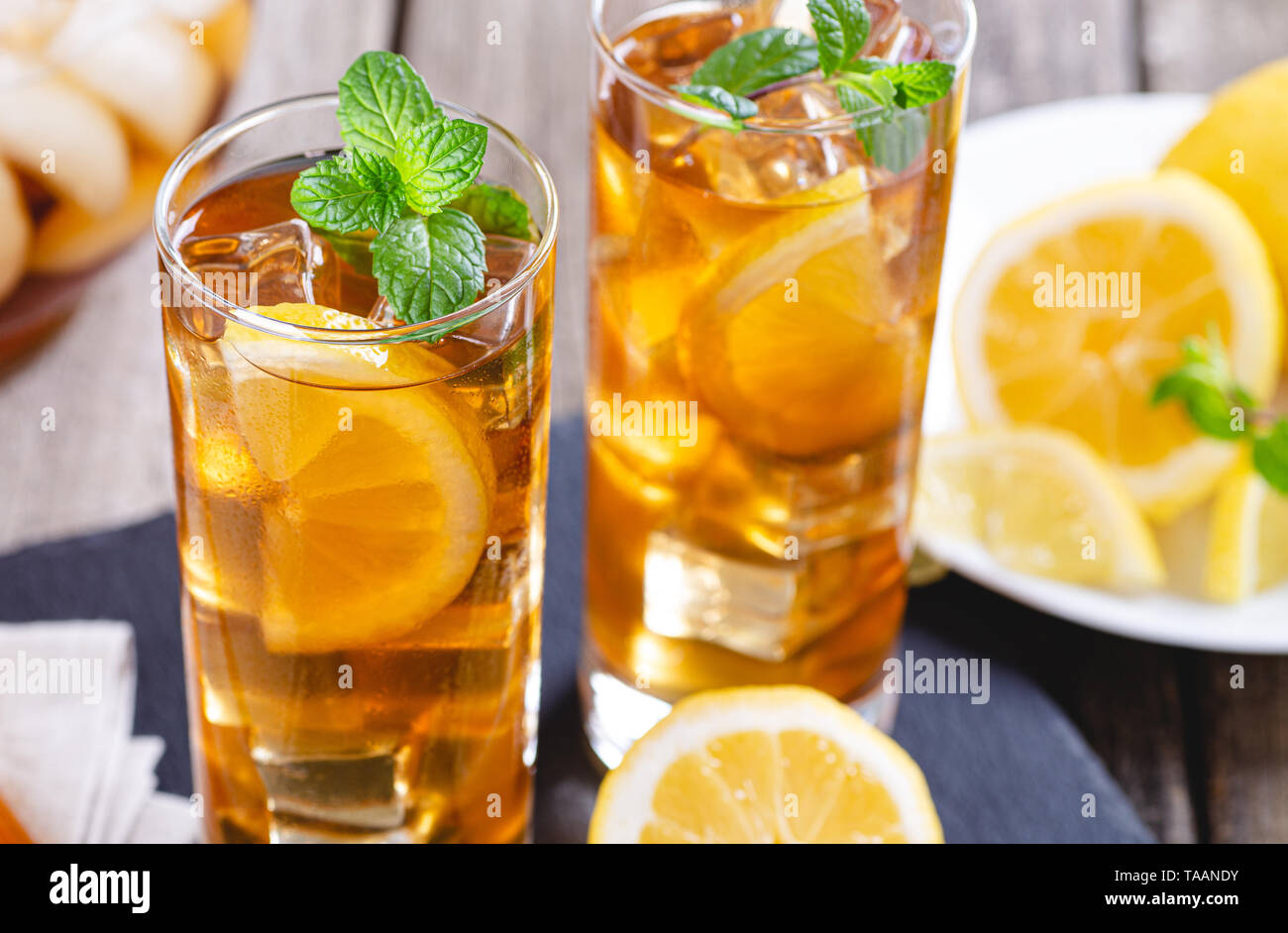 Libre de deux verres de thé glace avec les tranches de citron et des glaçons. Banque D'Images