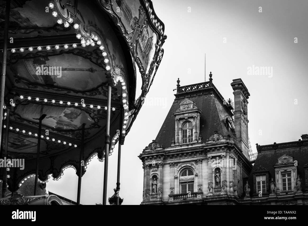 Paysage Vintage en noir et blanc contrasté du Carrousel de la Place de l'Hôtel de Ville de Paris Banque D'Images