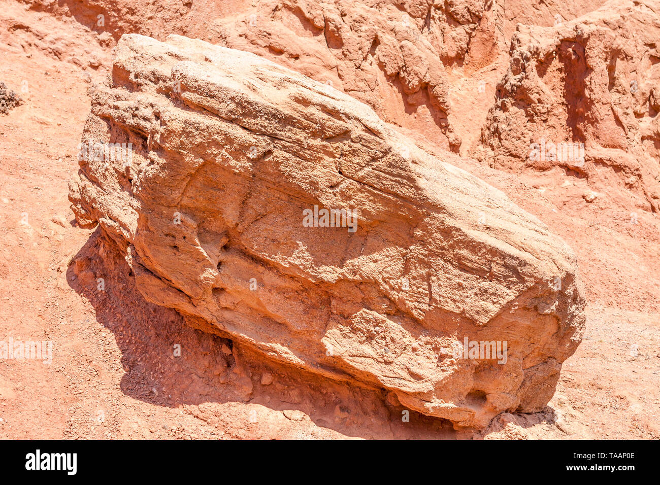 Gros rocher parmi les formations géologiques au Canyon, Kirghizistan, Skazka Asie Centrale Banque D'Images