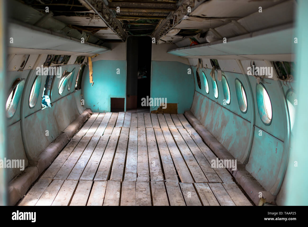À l'intérieur d'un très vieil avion. Cabine passagers d'un avion de petite vieille. Seul le plancher, murs et eluminators, tout le reste est déchiré. L'avion a partir de 60 Banque D'Images