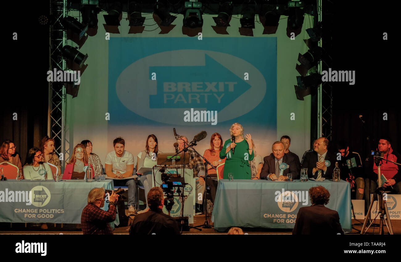 Gloucester Gloucestershire UK..Ann Widdecombe traite d'un Brexit pré élection UE Partie rassemblement à Guildhall Gloucesters Ann Widdecombe....est un candidat Banque D'Images