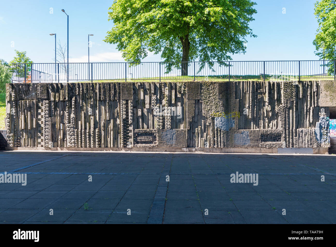 Art de métro sculptures murales en béton par Bill (William) Mitchell sous le pont de Hockley à Birmingham, au Royaume-Uni Banque D'Images