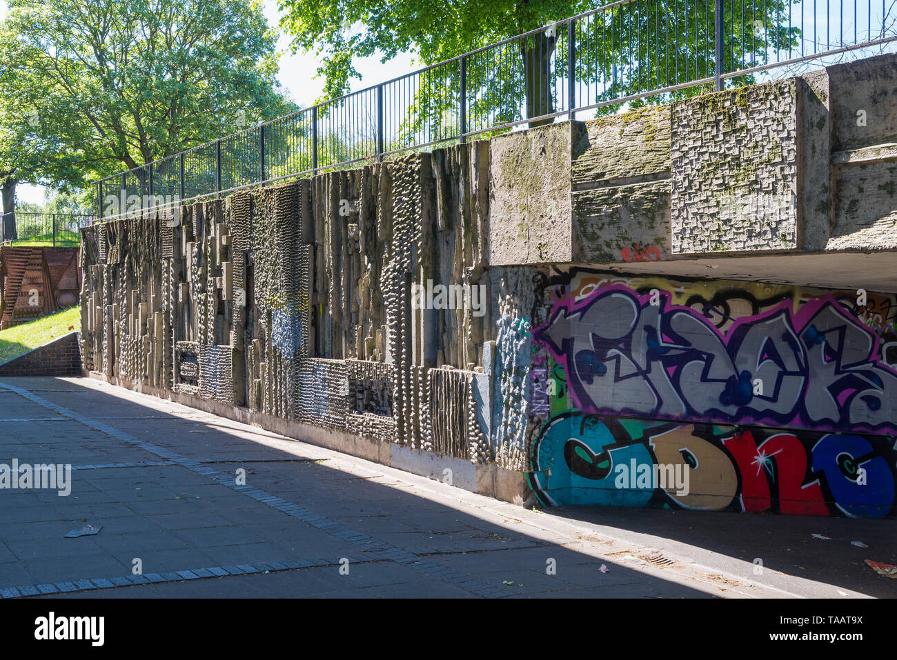 Art de métro sculptures murales en béton par Bill (William) Mitchell sous le pont de Hockley à Birmingham, au Royaume-Uni Banque D'Images