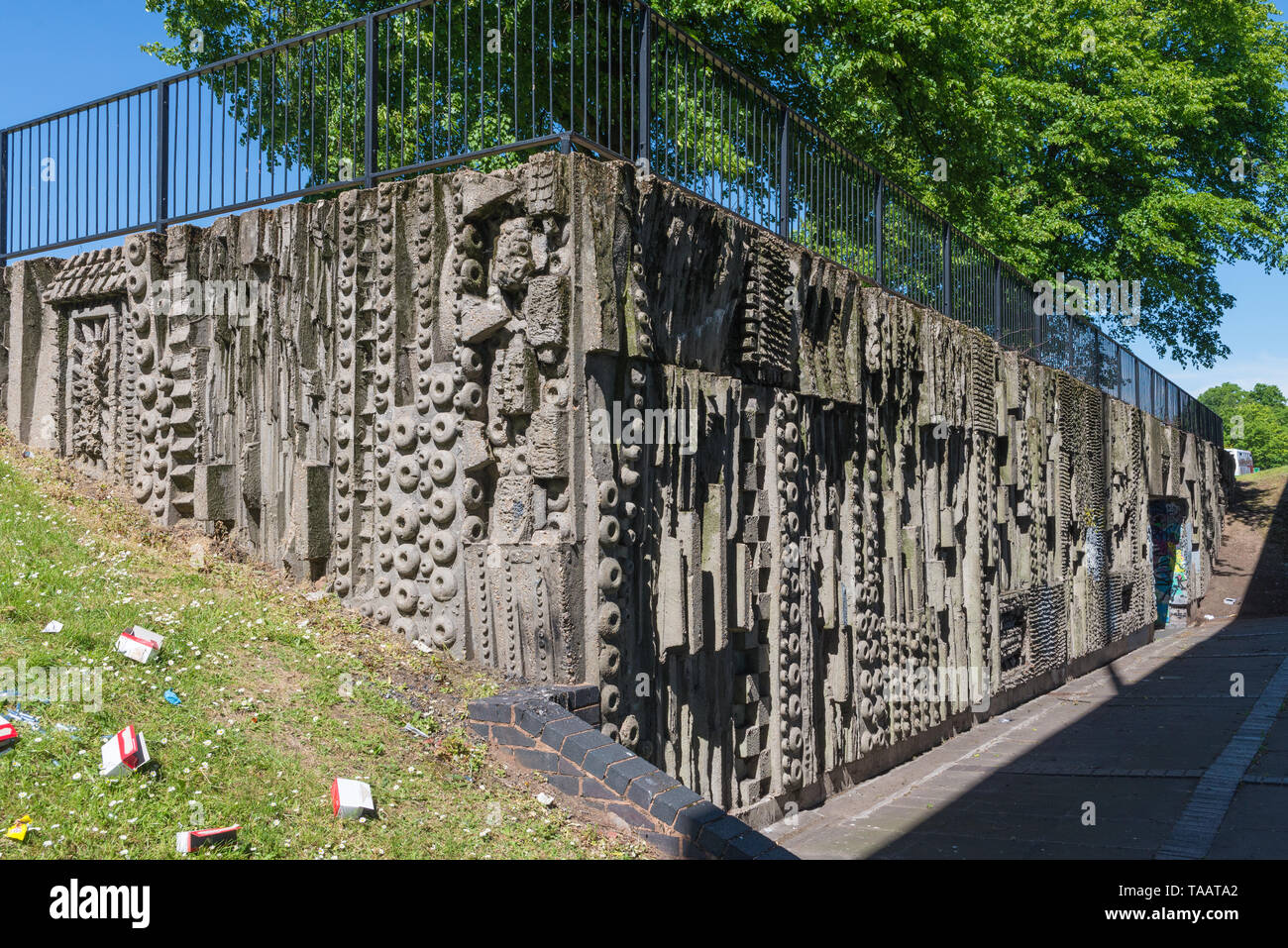 Art de métro sculptures murales en béton par Bill (William) Mitchell sous le pont de Hockley à Birmingham, au Royaume-Uni Banque D'Images