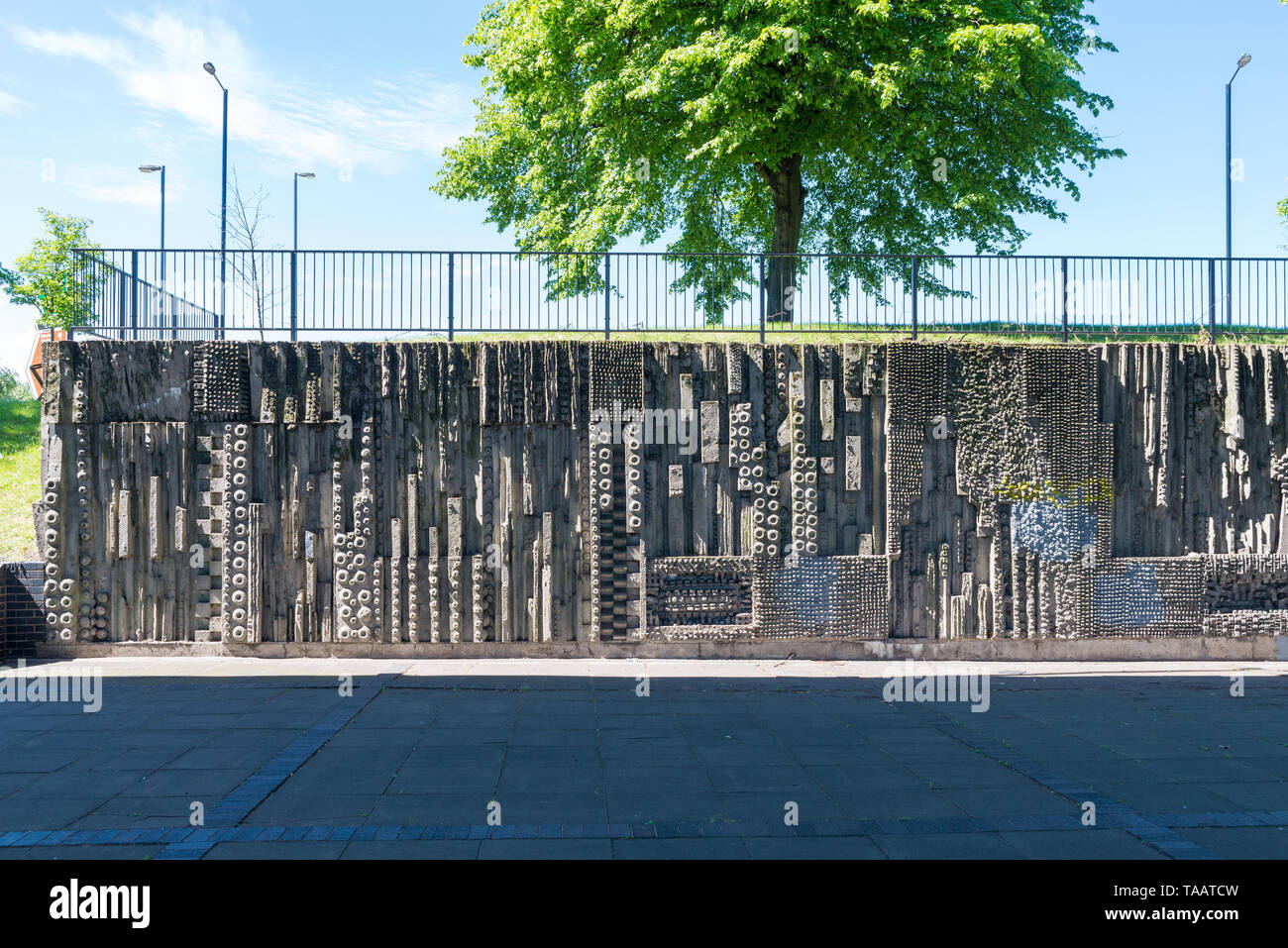 Art de métro sculptures murales en béton par Bill (William) Mitchell sous le pont de Hockley à Birmingham, au Royaume-Uni Banque D'Images