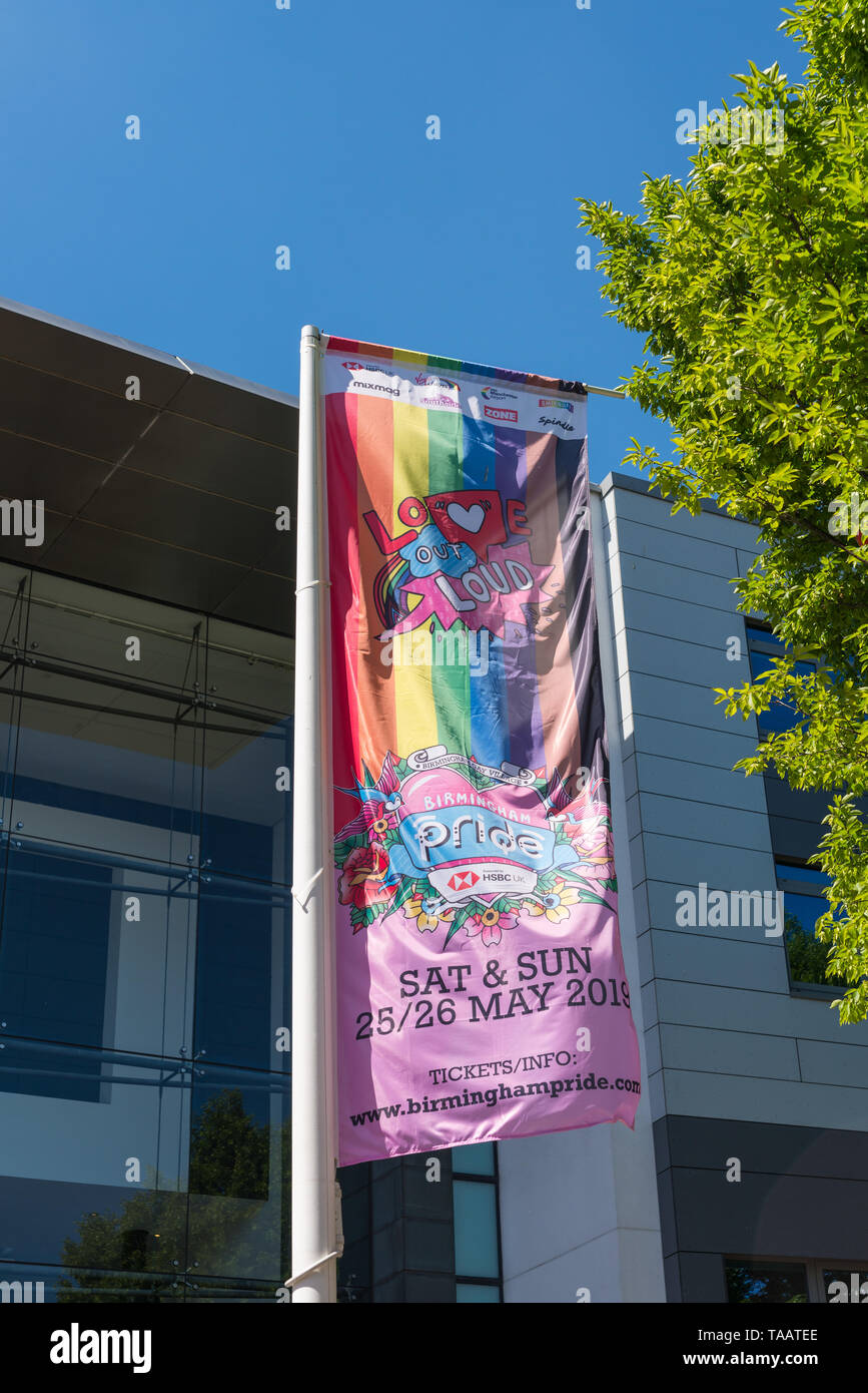 Le drapeau arc-en-ciel sur l'affichage à Birmingham's gay trimestre pour célébrer la fierté de Birmingham festival lgbt gay Banque D'Images