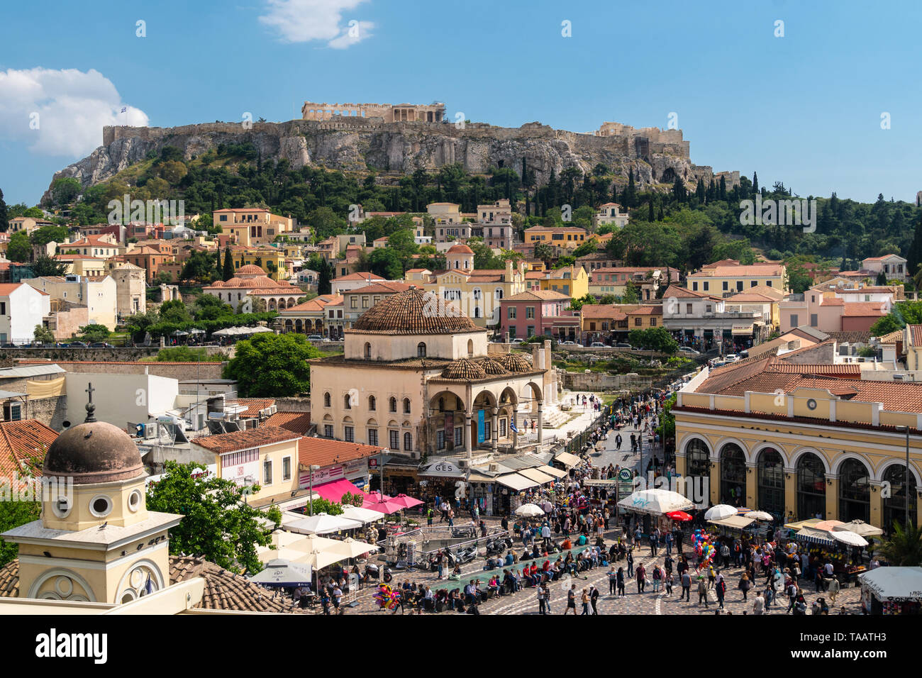 Athènes, Grèce - 5 mai 2019 : Grande foule errer autour de la place Monastiraki à Athènes vieille ville avec l'Acropole et le Parthénon temple sur une terrasse bien Banque D'Images Athènes, Grèce - 5 mai 2019 : Grande foule errer autour de la place Monastiraki à Athènes vieille ville avec l'Acropole et le Parthénon temple sur une terrasse bien Banque D'Images