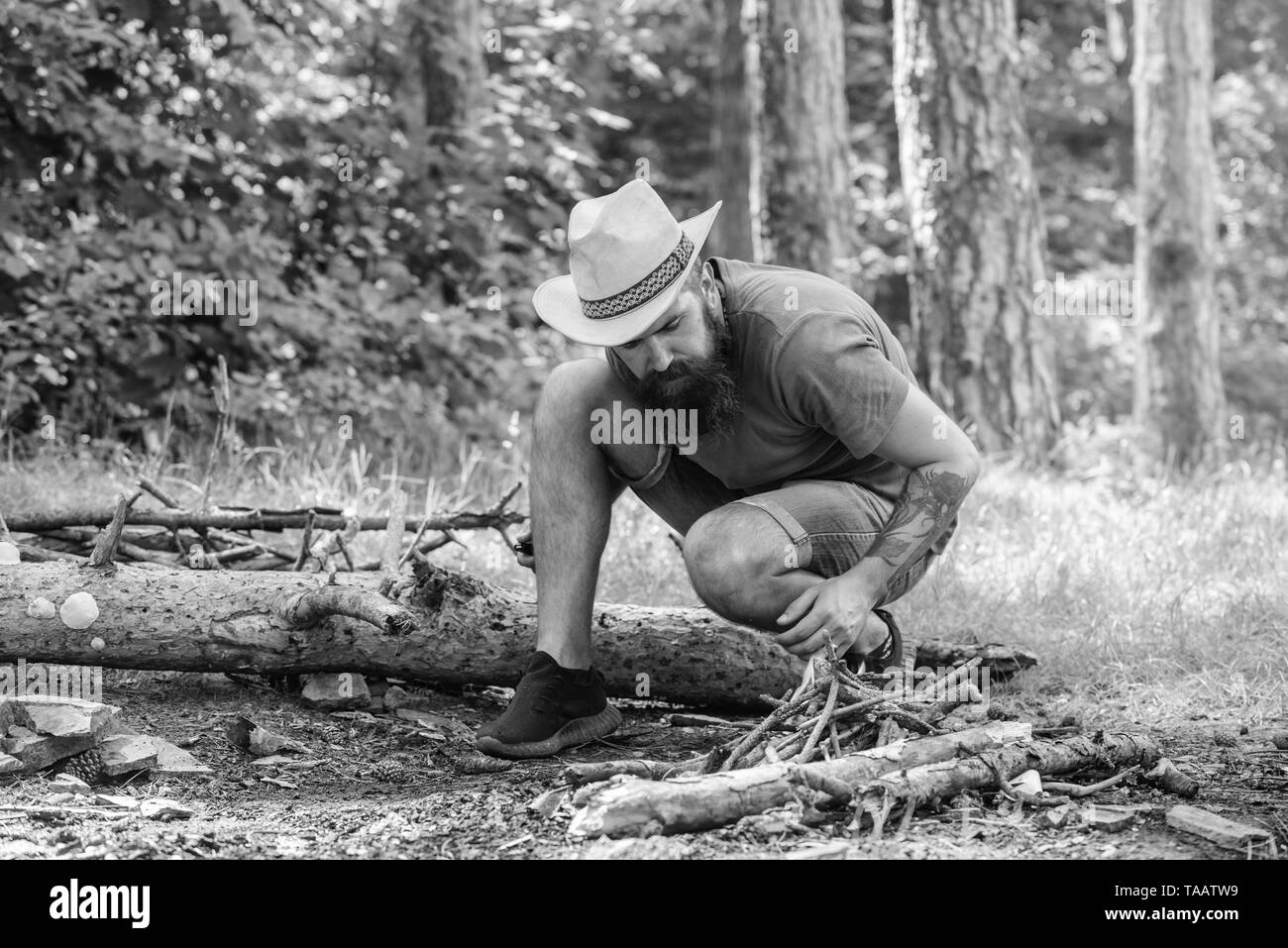 Guide ultime de joie. Comment construire un feu en plein air. Disposer les  bâtonnets de bois ou des brindilles de bois debout comme une pyramide et  placez les feuilles sous. Chapeau de