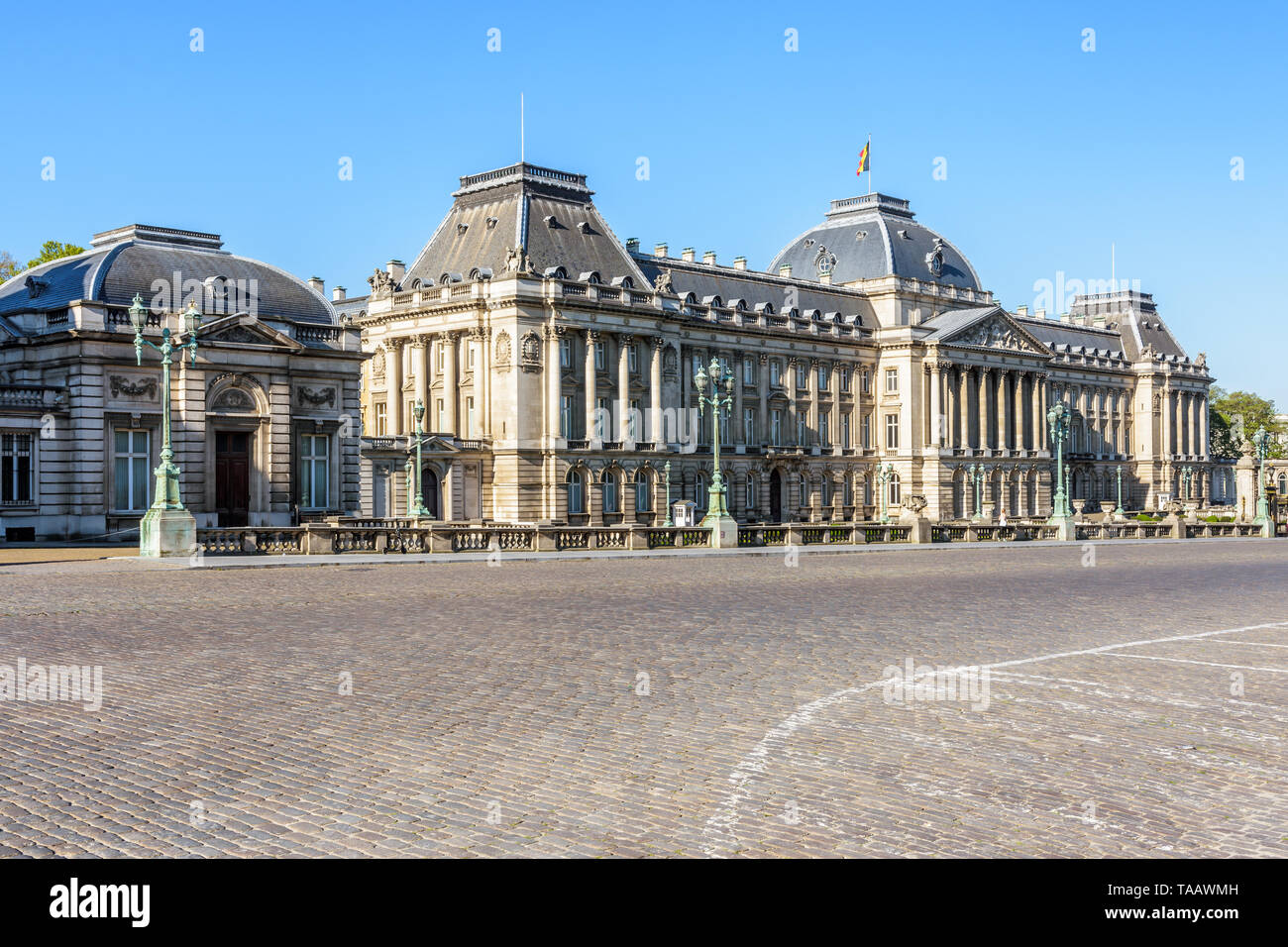 Vue générale de la façade principale du Palais Royal de Bruxelles, le palais du Roi et Reine des Belges à Bruxelles, Belgique. Banque D'Images