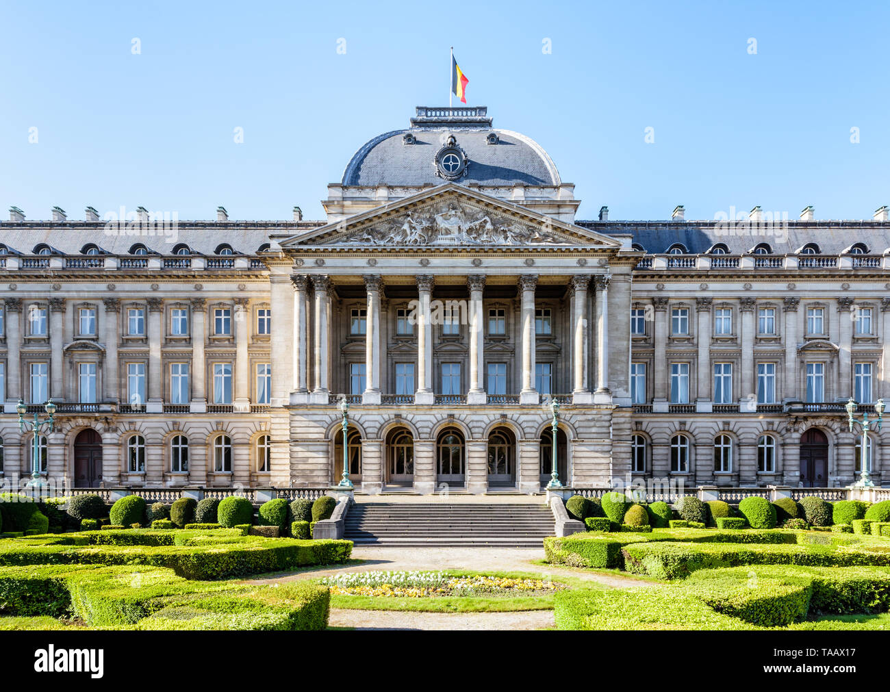 Façade principale et jardin à l'avant du Palais Royal de Bruxelles, le palais du Roi et Reine des Belges à Bruxelles, Belgique. Banque D'Images