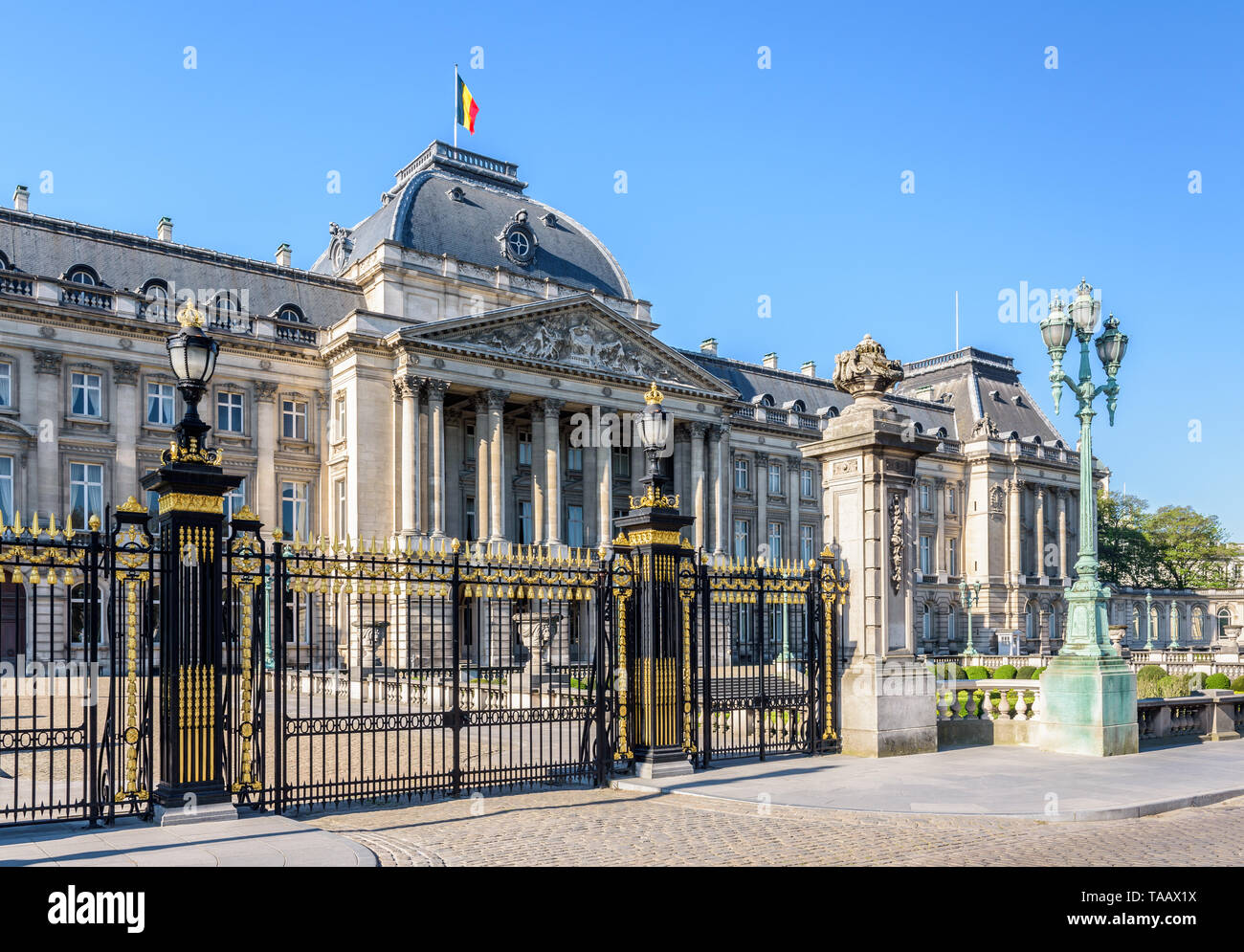 Grille et colonnade de la façade du Palais Royal de Bruxelles, le palais du Roi et Reine des Belges à Bruxelles, Belgique. Banque D'Images