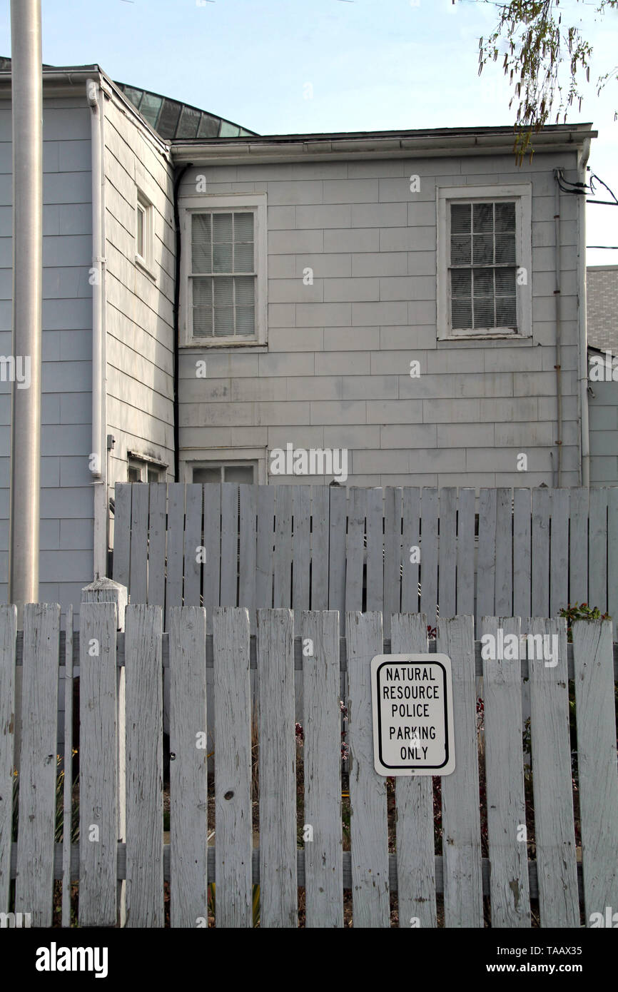 Maison grise et clôture dans quartier historique d'Annapolis, MD, USA Banque D'Images