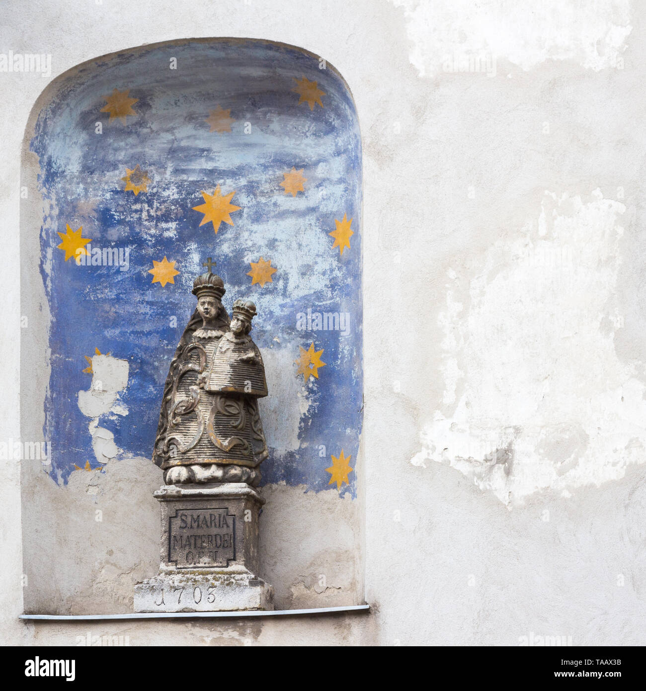 Statue de Vierge Marie et Jésus dans des niches peintes en bleu avec des étoiles en date du 1703 à Sopron, Hongrie Banque D'Images