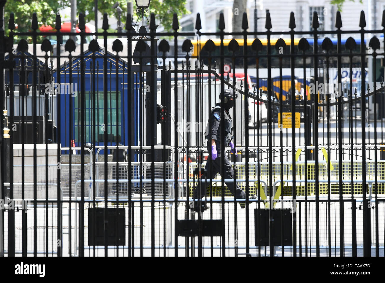 Un agent de neutralisation des explosifs est déployée après un colis suspect a été trouvé à l'extérieur de Downing Street, Londres. Banque D'Images