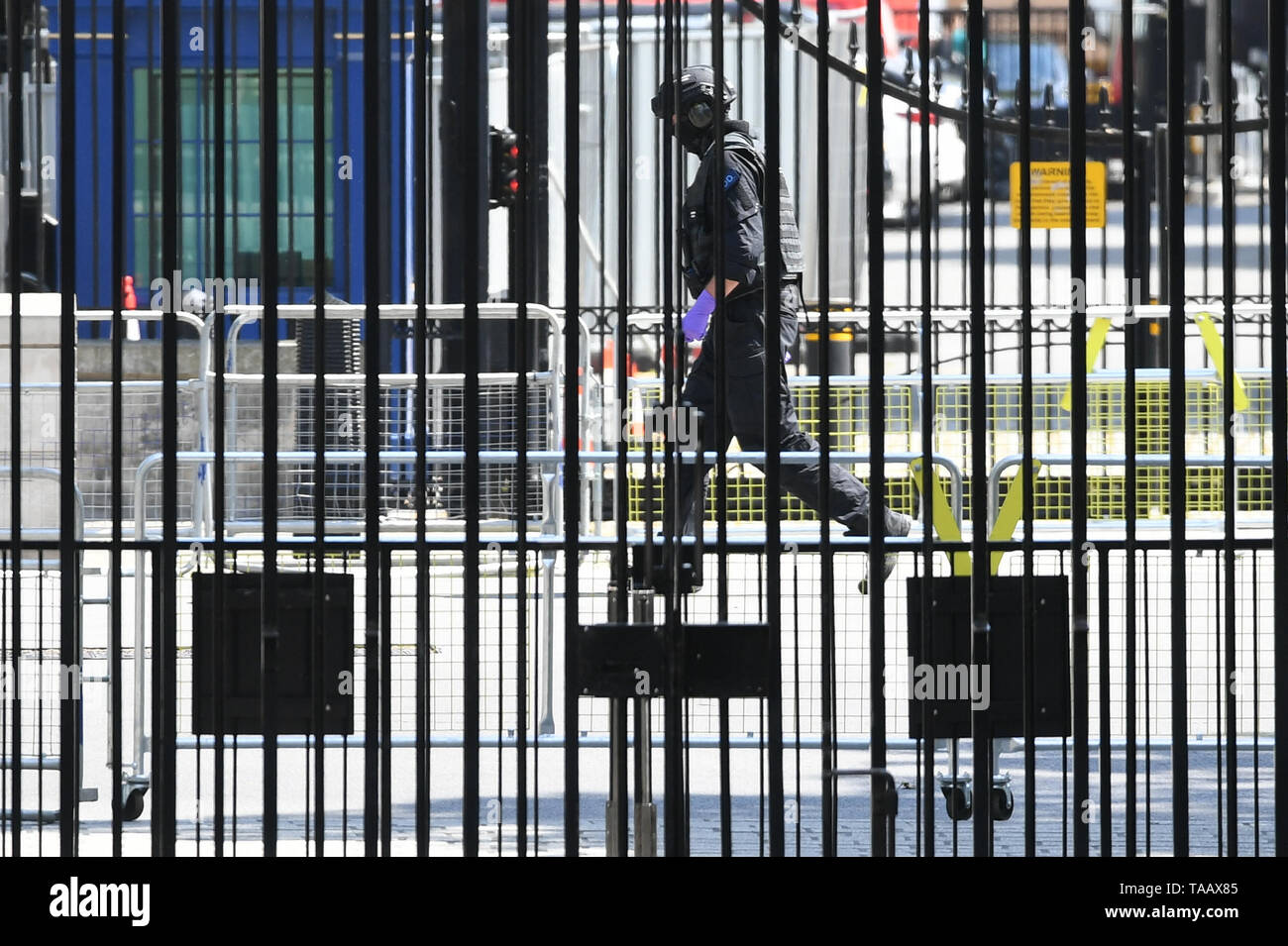 Un agent de neutralisation des explosifs est déployée après un colis suspect a été trouvé à l'extérieur de Downing Street, Londres. Banque D'Images