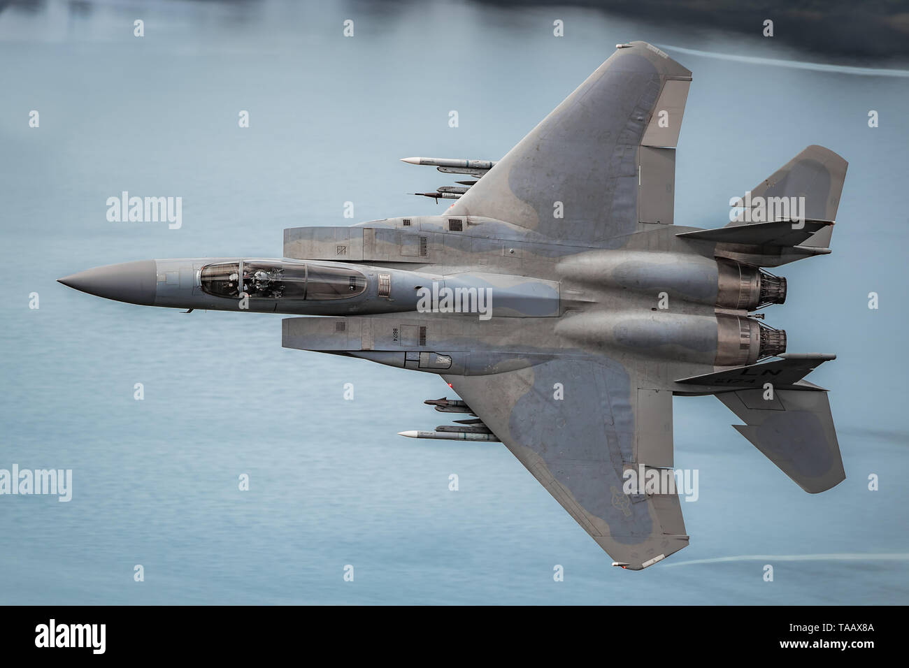 USAF F-15E Strike Eagle volant bas niveau à l'aide de la boucle de Mach au Pays de Galles, Royaume-Uni Banque D'Images