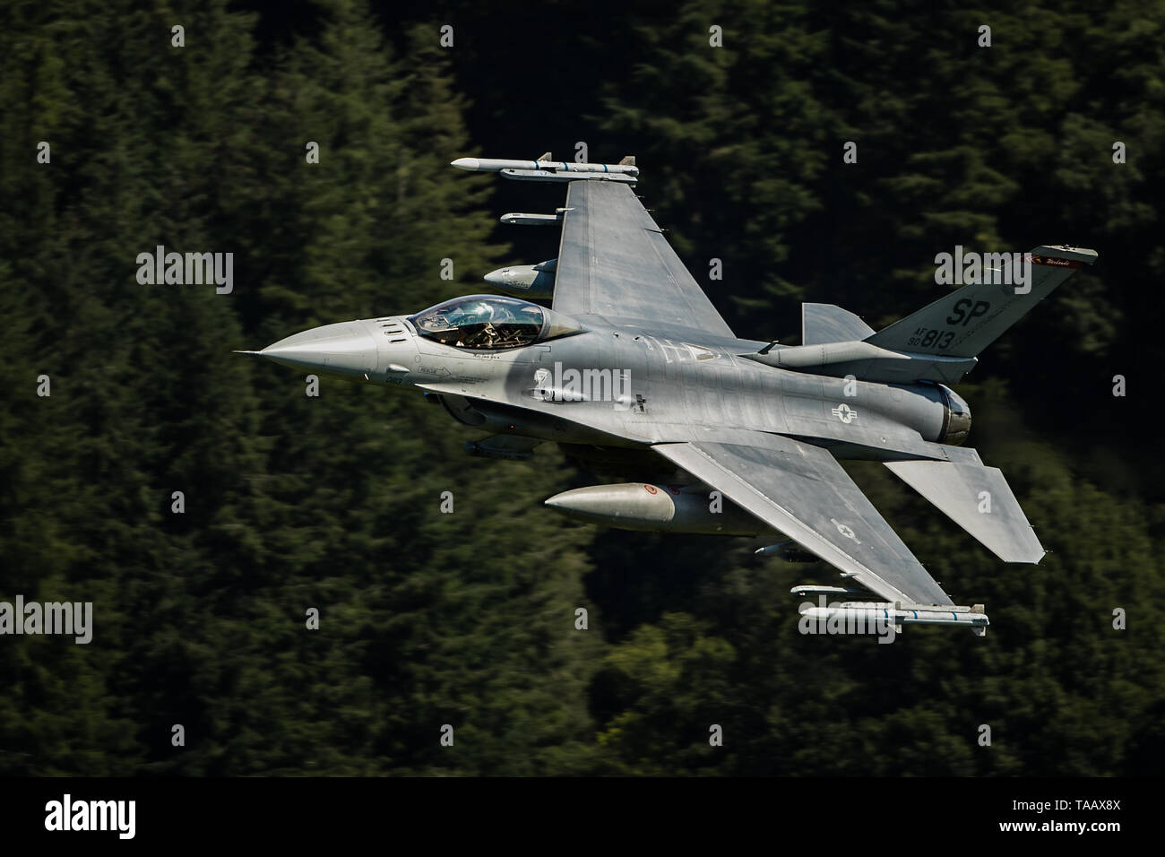 En avion de chasse F-16 de l'USAF volant bas niveau à l'aide de la boucle de Mach, au Pays de Galles Banque D'Images