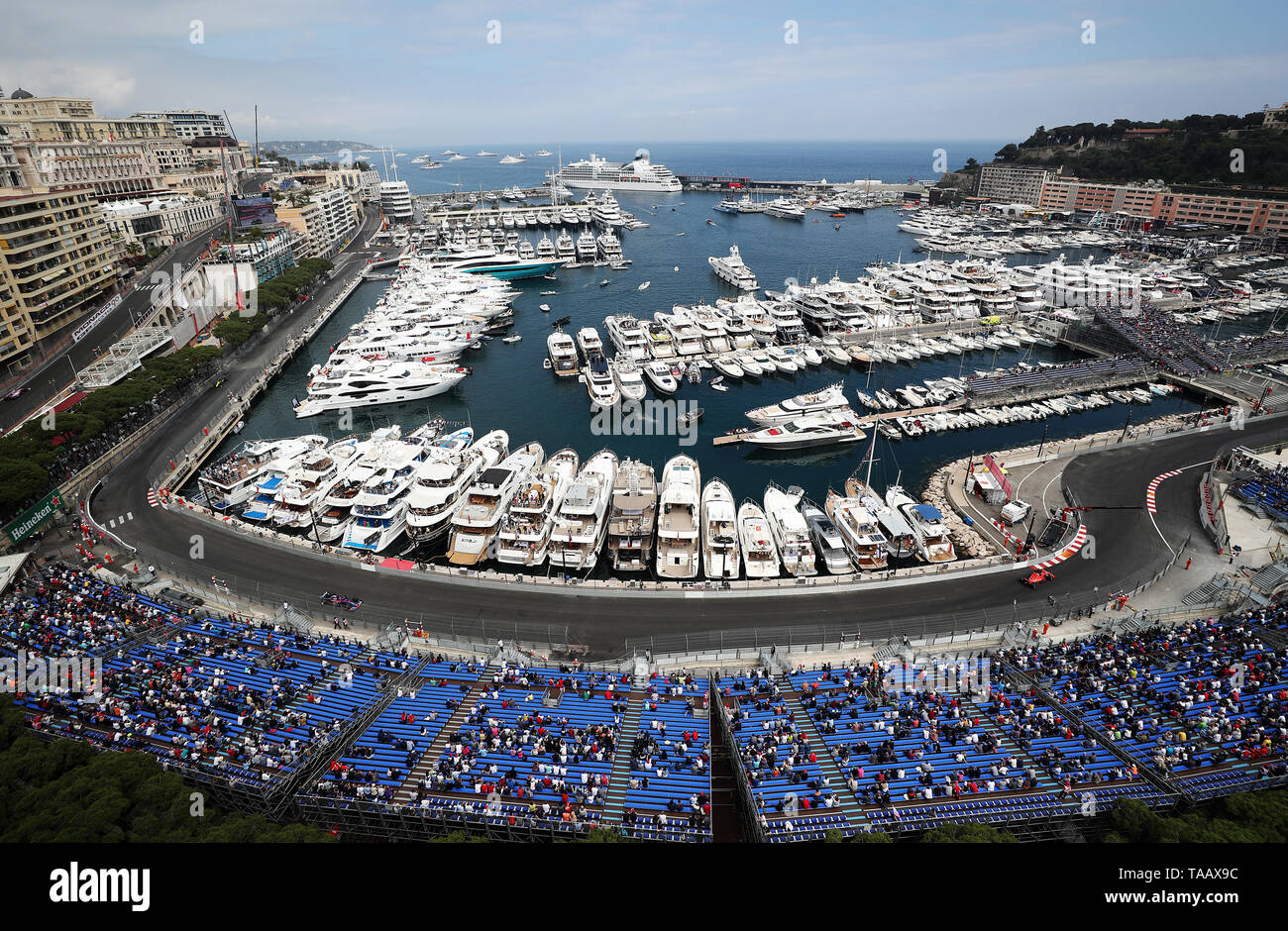 Une vue de voitures qui passent le tabac et Louis Chiron Coins autour de Monaco Harbour durant la deuxième pratique au Circuit de Monaco, Monaco. Banque D'Images
