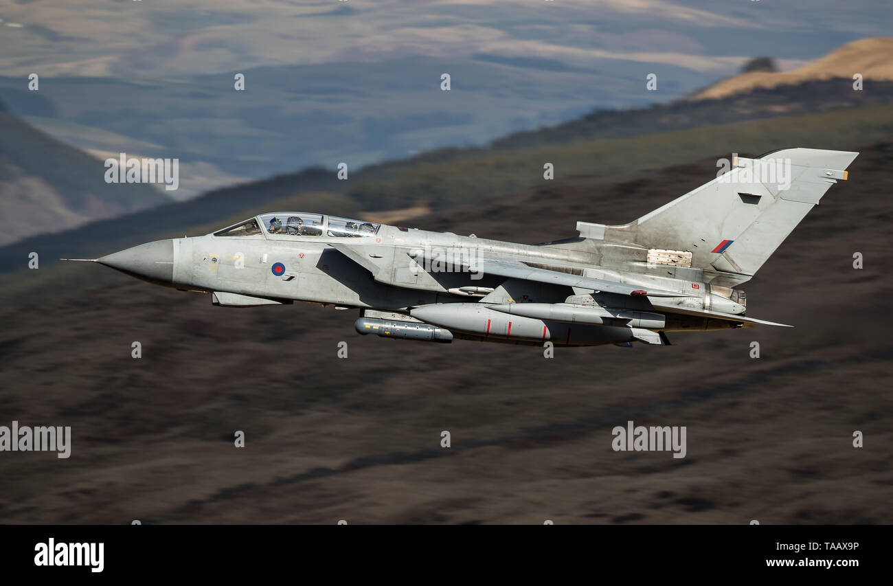 RAF Panavia Tornado Gr4 quitte le Bwlch Exit dans la boucle de Mach, Pays de Galles, Royaume-Uni Banque D'Images