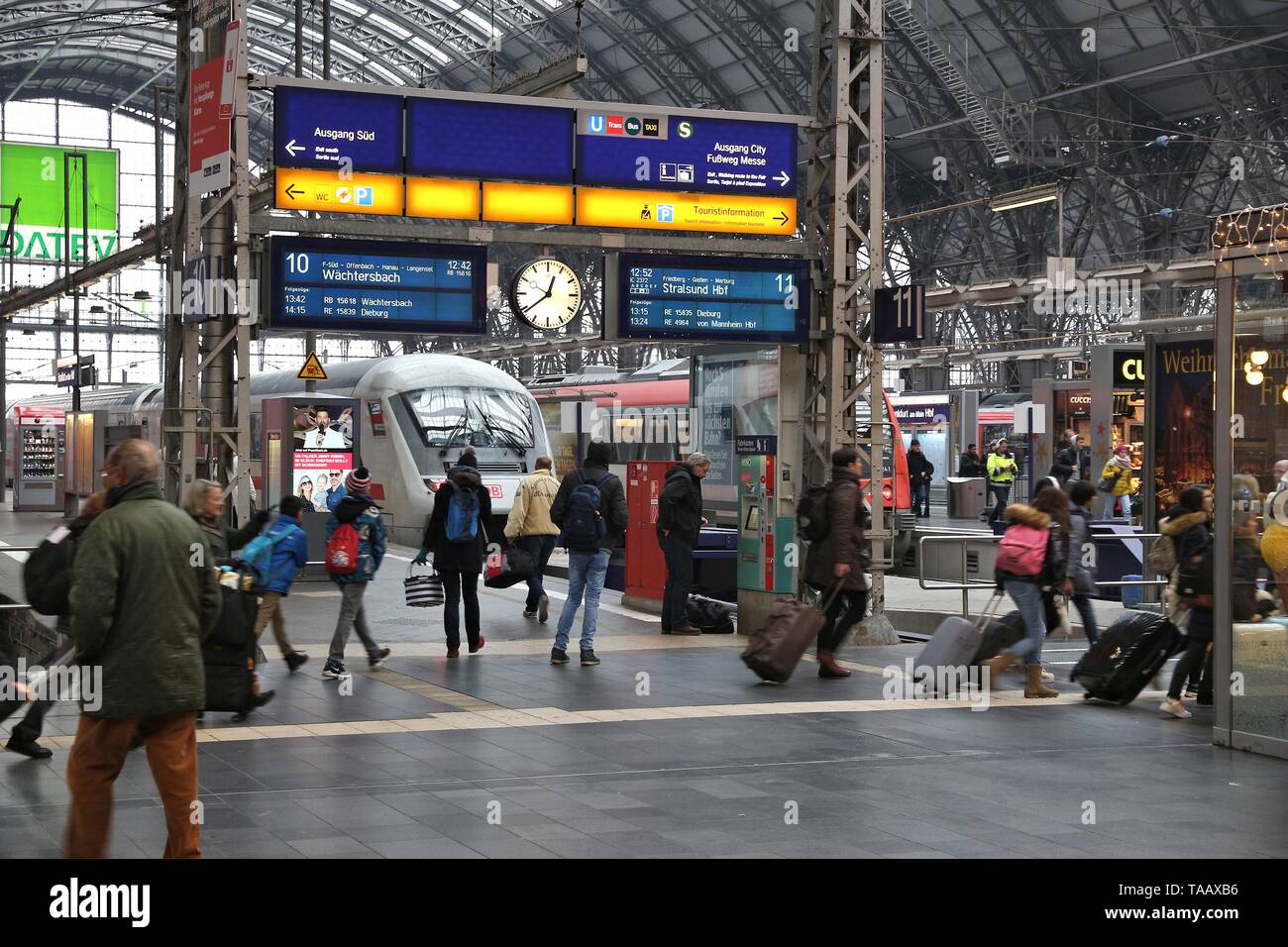 Francfort, Allemagne - le 6 décembre 2016 : Les passagers pressés à la gare Hauptbahnhof en Allemagne. Il est parmi les 5 stations les plus achalandés en Europe avec 45 Banque D'Images