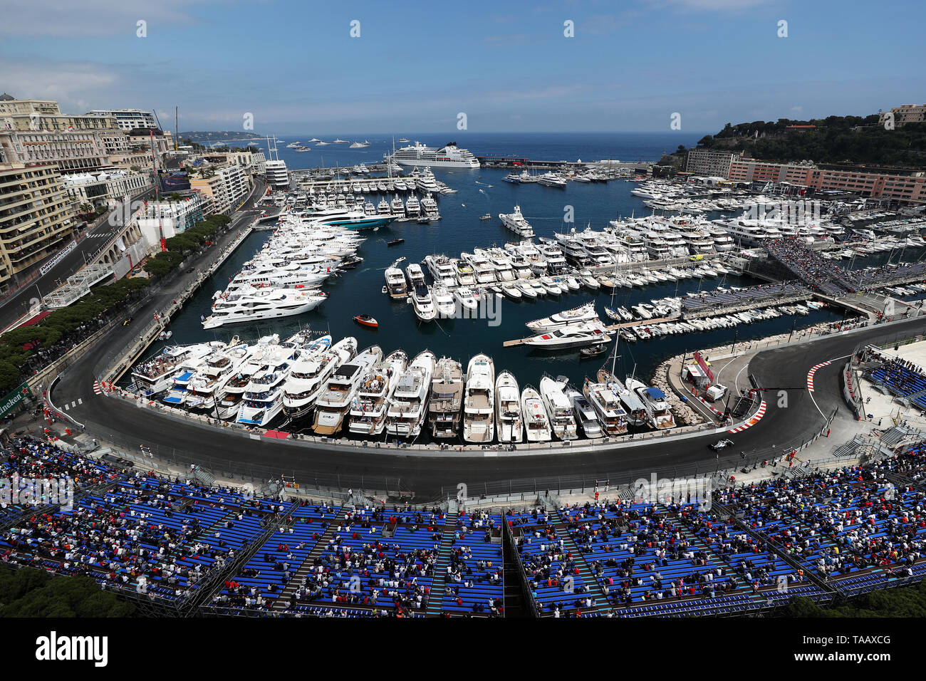 Mercedes Lewis Hamilton passant le tabac et Louis Chiron Coins autour de Monaco Harbour durant la deuxième pratique au Circuit de Monaco, Monaco. Banque D'Images