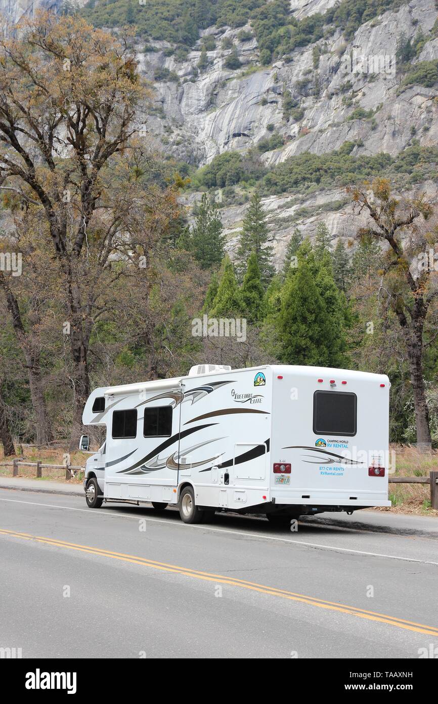 Le Yosemite, USA - Le 11 avril 2014 Loisirs : véhicule stationné dans la région de Yosemite National Park, en Californie. Le parc avait 3 853 404 visiteurs en 2012. Banque D'Images