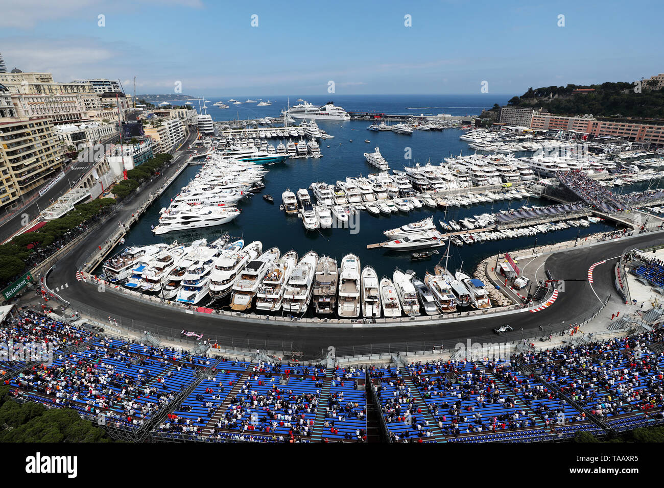 Une vue de voitures qui passent le tabac et Louis Chiron Coins autour de Monaco Harbour durant la deuxième pratique au Circuit de Monaco, Monaco. Banque D'Images