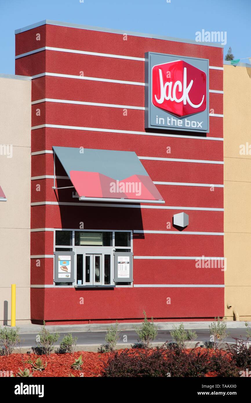 FRESNO, États-unis - 12 avril 2014 : Jack in the Box restaurant à Fresno, Californie. La chaîne de restauration rapide a 2 200 endroits, surtout o Banque D'Images