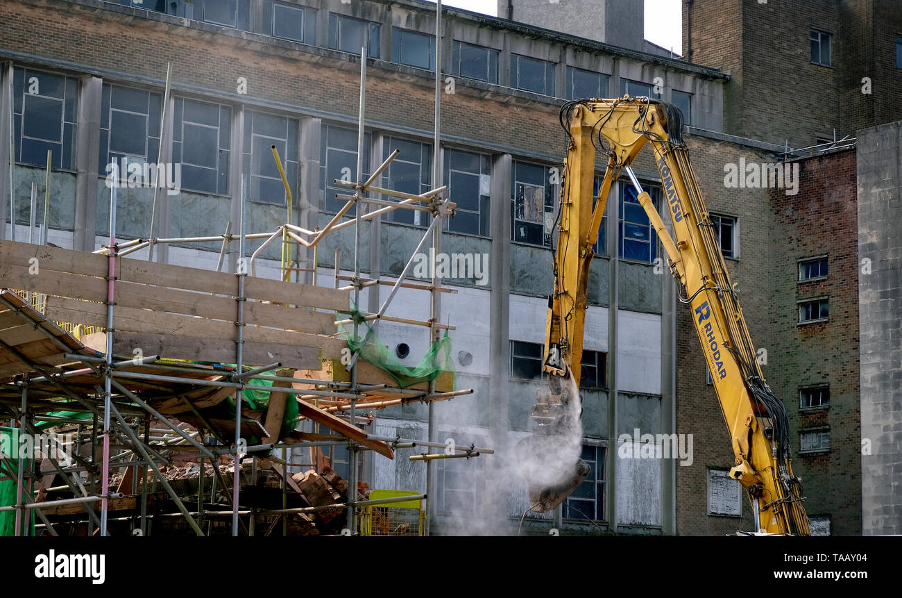 Démolition de bâtiment abandonné dans le centre-ville, au Royaume-Uni. Banque D'Images