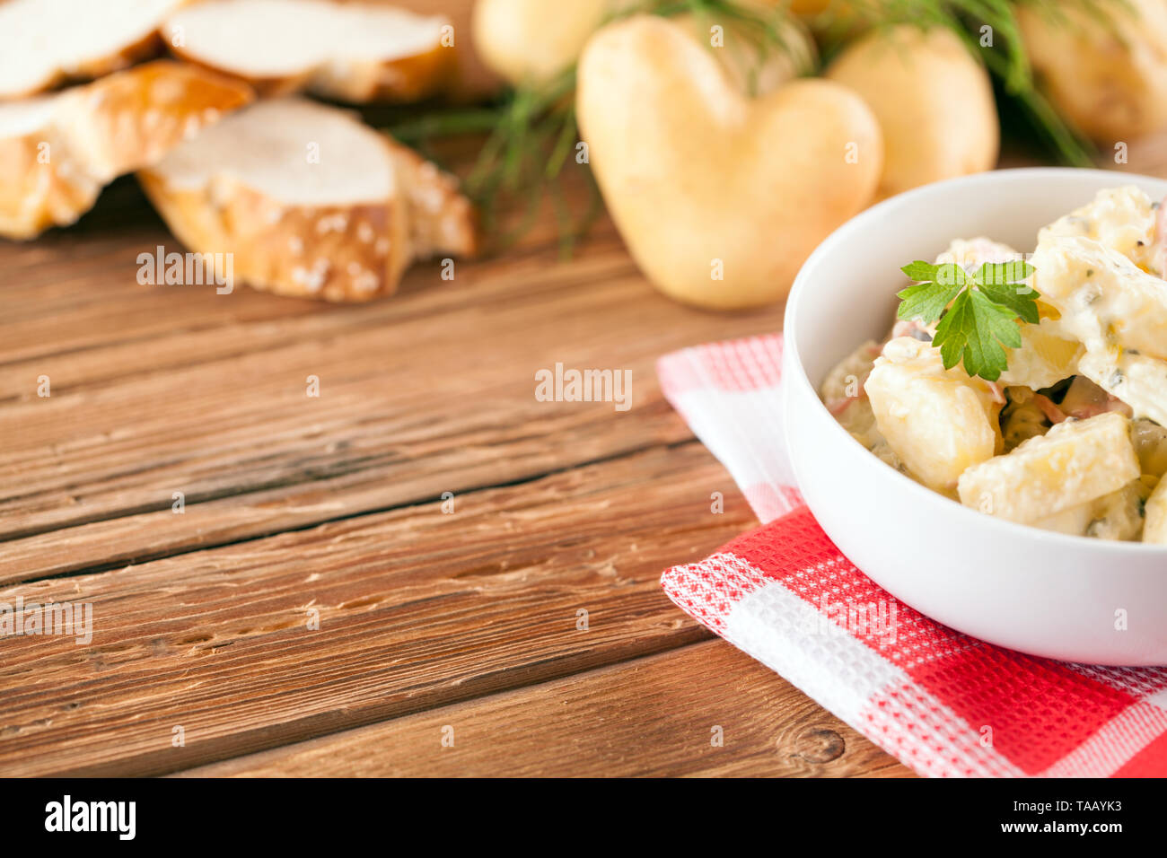 La salade de pommes de terre sur une vieille table en bois rustique Banque D'Images
