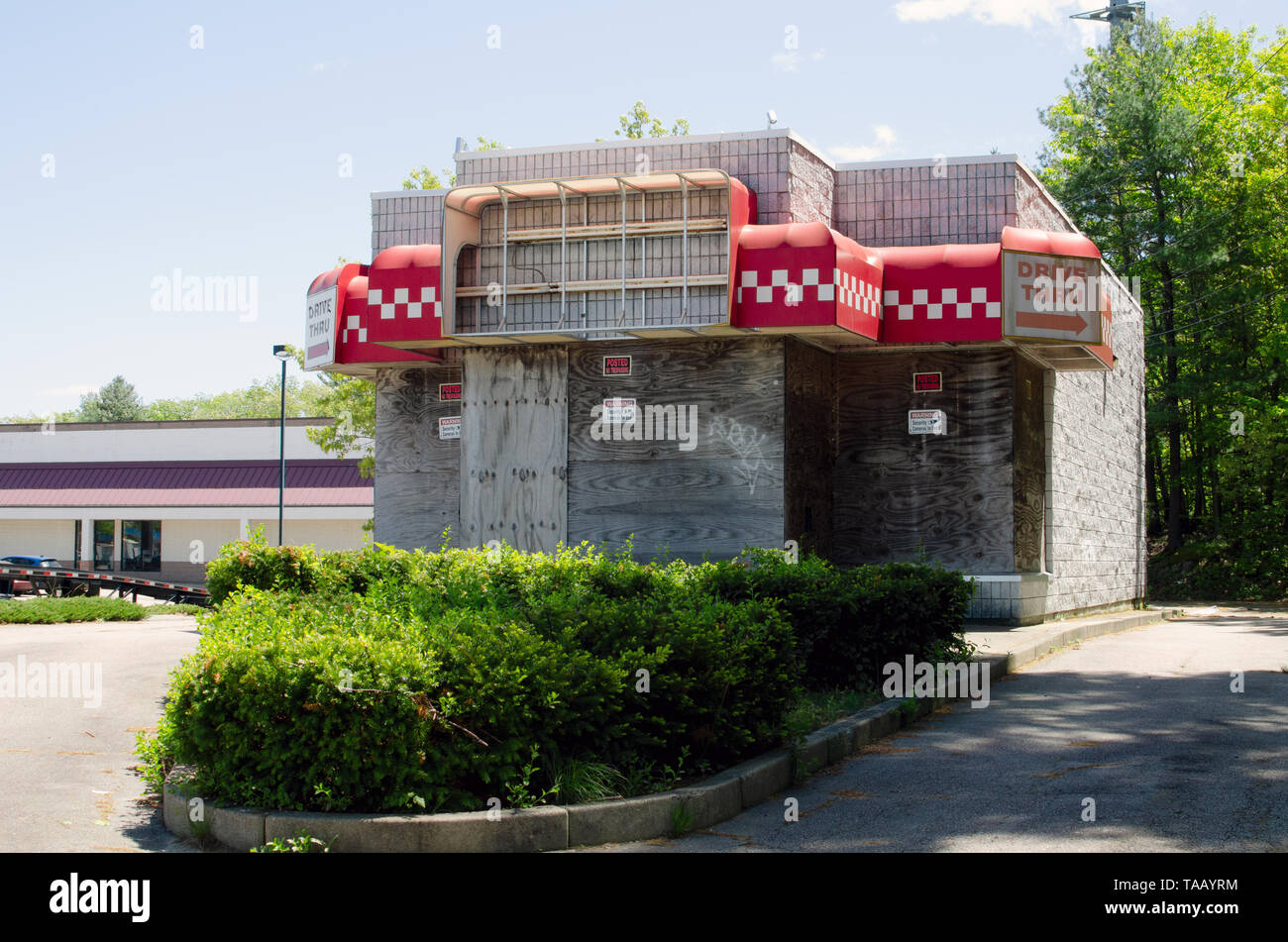 Fermé, descendre à la faillite beignerie bâtiment avec signes drive-in Banque D'Images